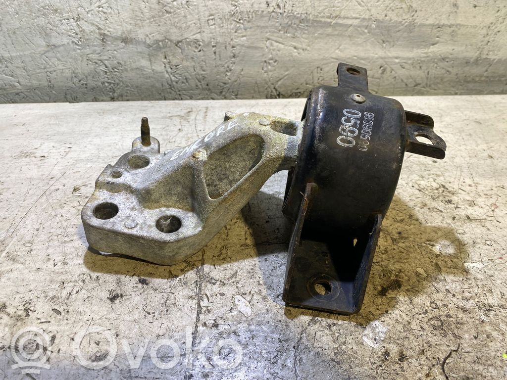 Engine mounting bracket   95090590,0590
