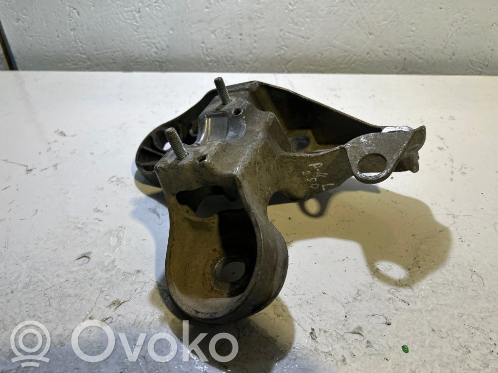 Engine mounting bracket   8E0199351,8E0199351M