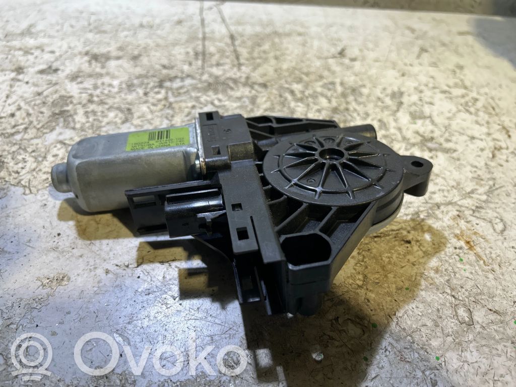 Jeep Cherokee KL Priekinio lango pakelėjo varikliukas 