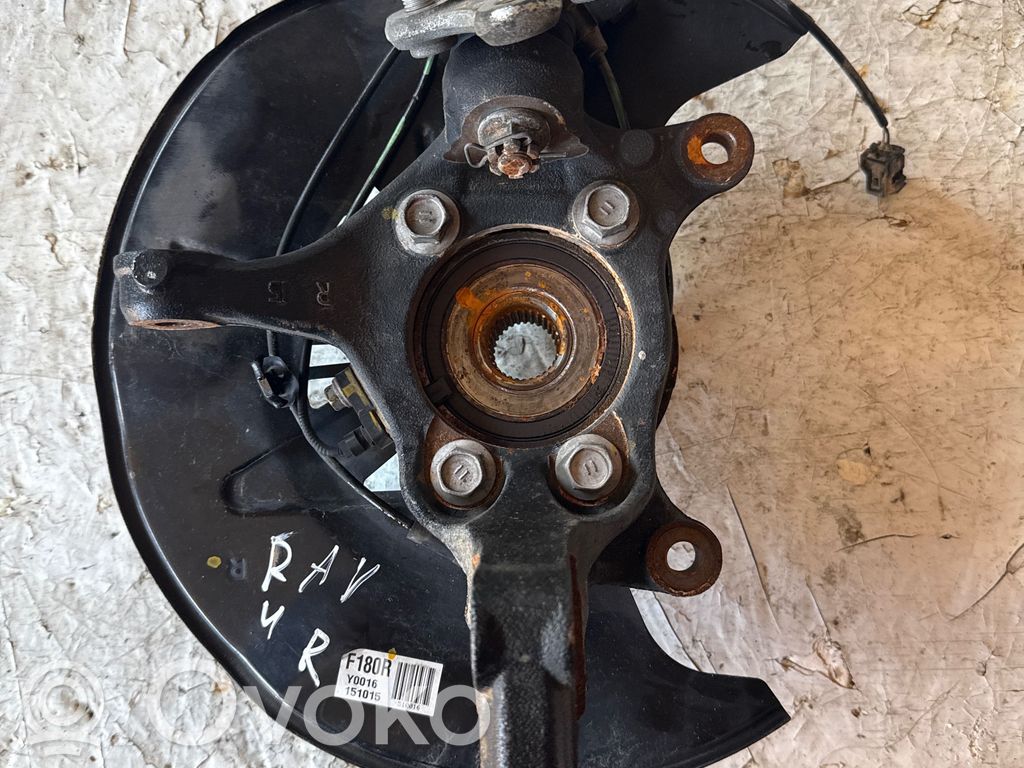 Toyota RAV 4 (XA40) Front wheel hub 