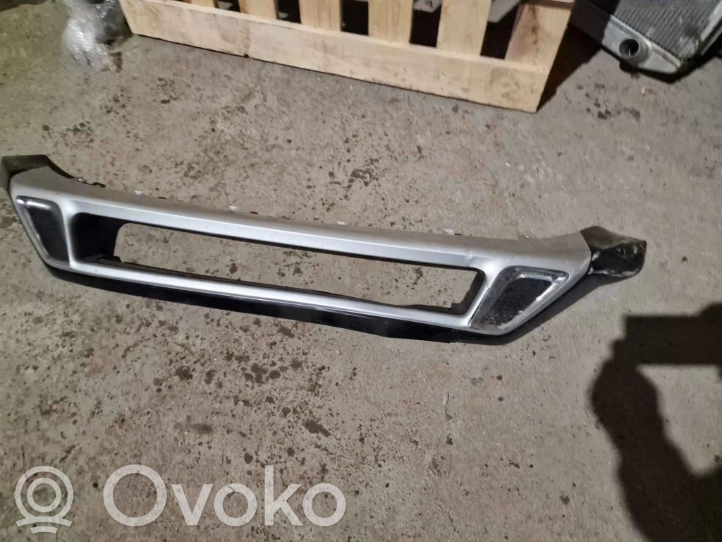 Mitsubishi Outlander Etupuskurin reuna 