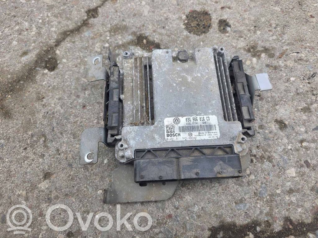 Volkswagen Touran I Engine control unit/module 