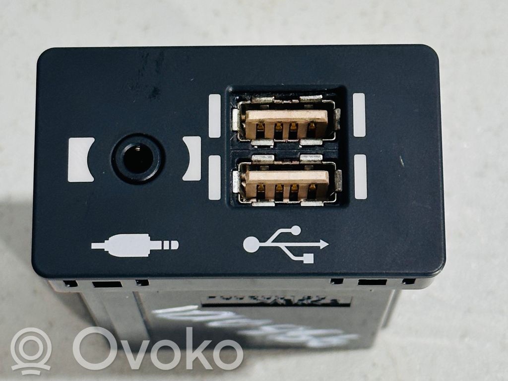 Lexus UX Enchufe conector USB 