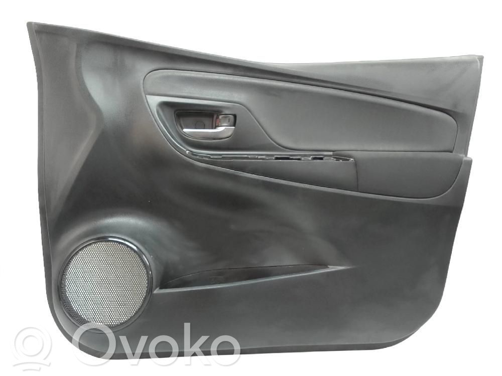Toyota Yaris Boczki / Poszycie drzwi przednich 
