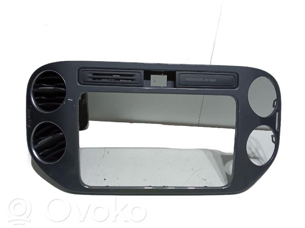 Volkswagen Tiguan Dysze / Kratki środkowego nawiewu deski rozdzielczej 