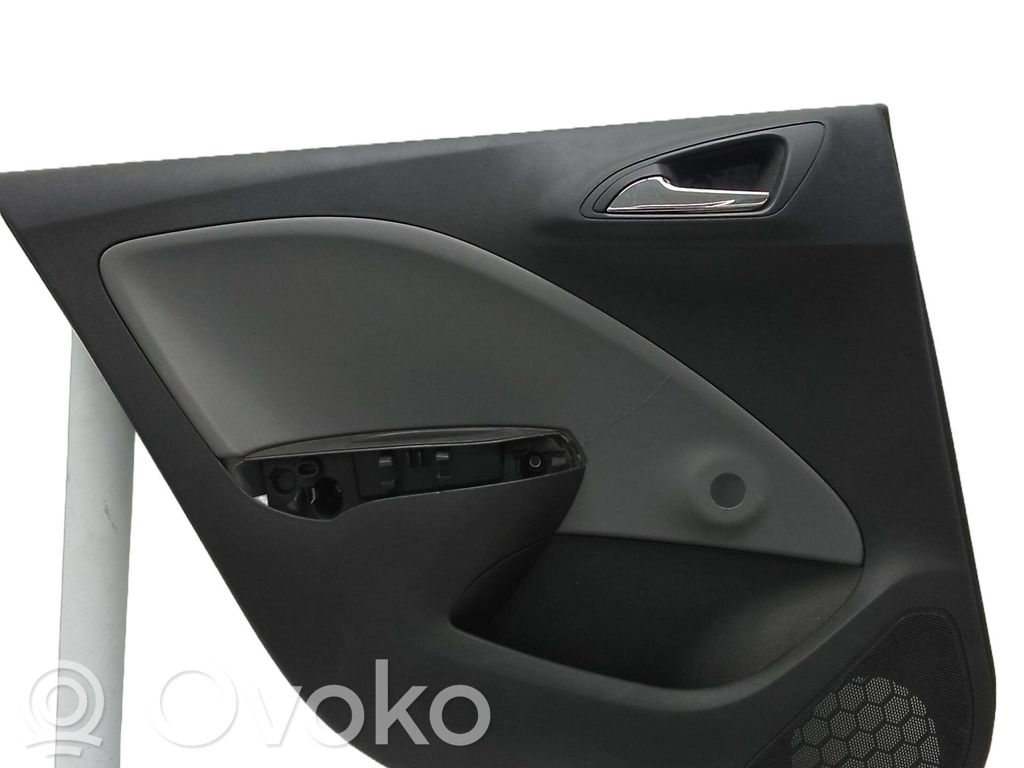 Opel Corsa E Takaoven verhoilu 