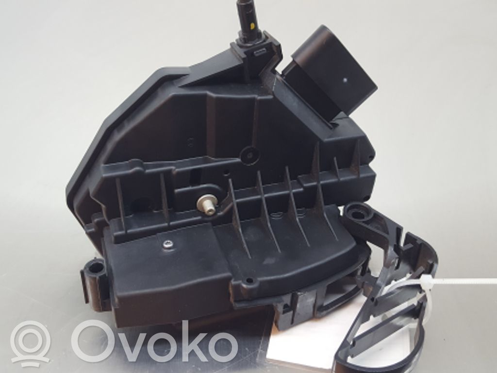 Priekšpusē slēdzene   921760103,4PINOS,BM5AA21812BD
