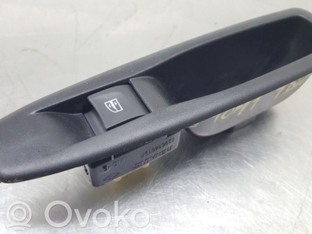 Renault Megane III Electric window control switch 