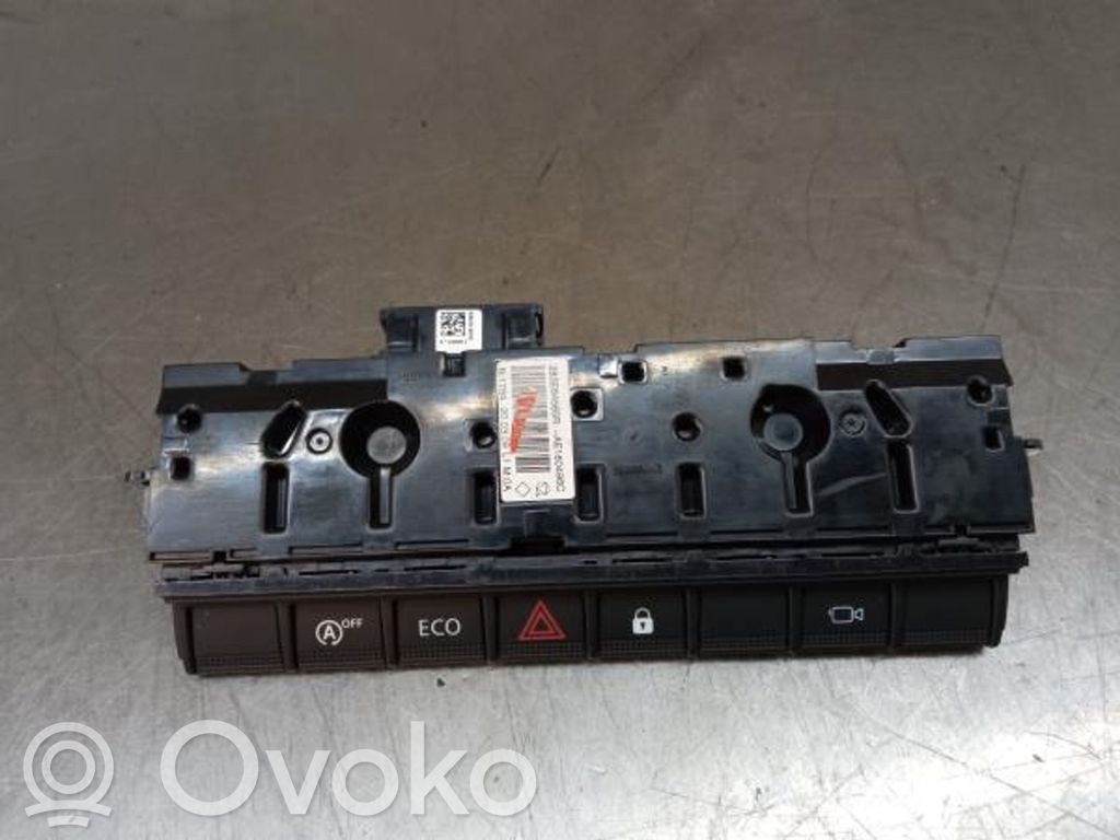 Renault Captur II Botón interruptor de luz de peligro 