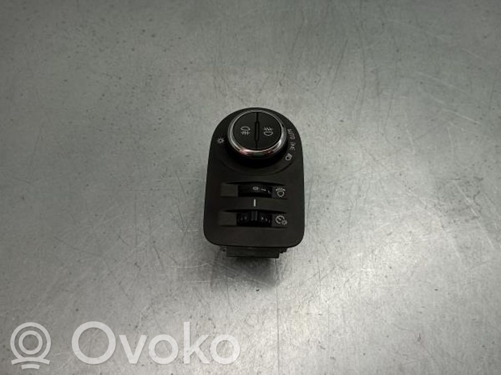 Light switch   39050757,17016474