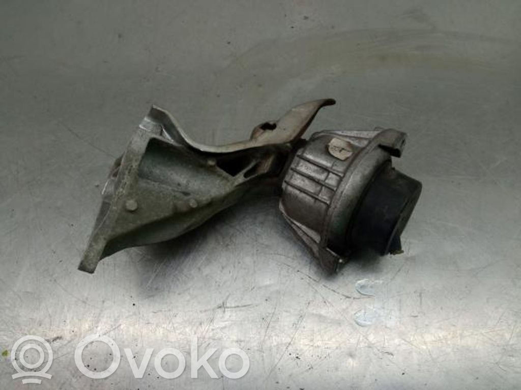 Engine mount bracket   LADODIREITO