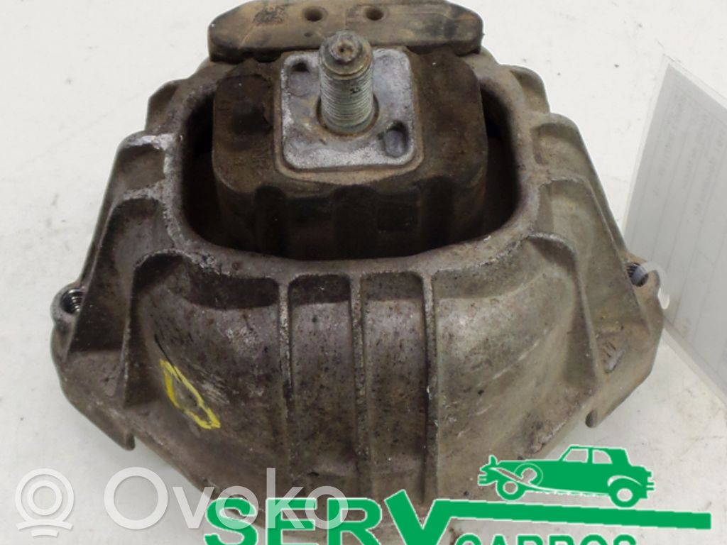 Engine mount bracket   DIREITO
