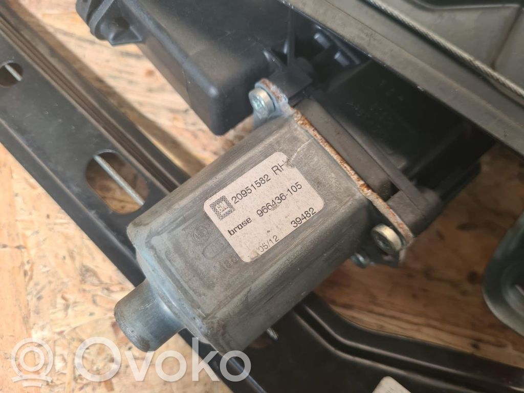 Opel Zafira C Meccanismo di sollevamento del finestrino anteriore senza motorino 