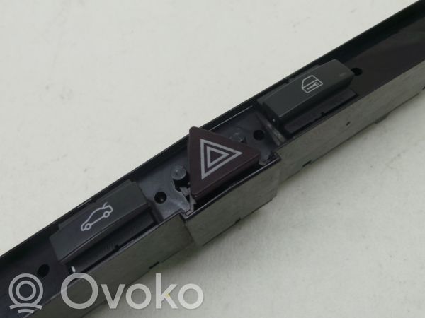 Hazard light switch   94701131,PISCAS