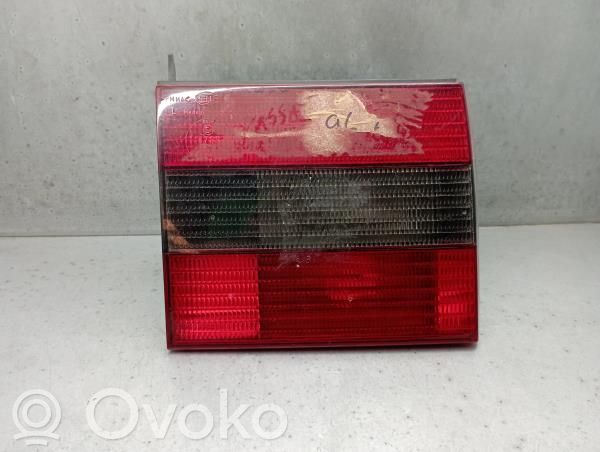 Volkswagen PASSAT B4 Lampă spate în capacul portbagajului 