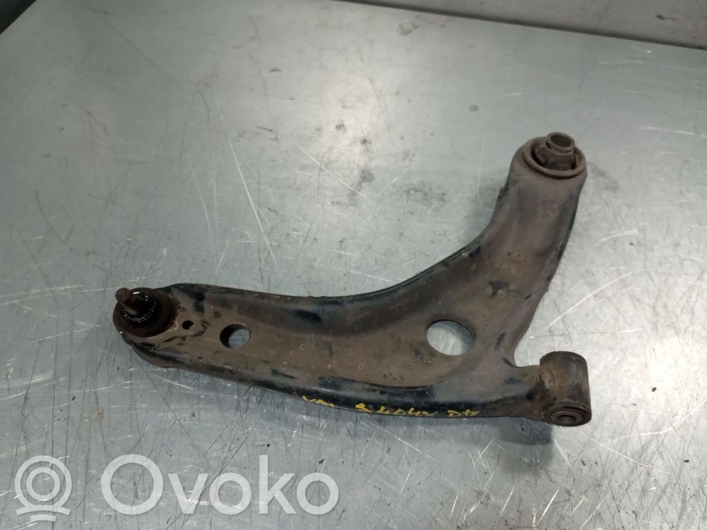 Toyota Yaris Wahacz przedni 