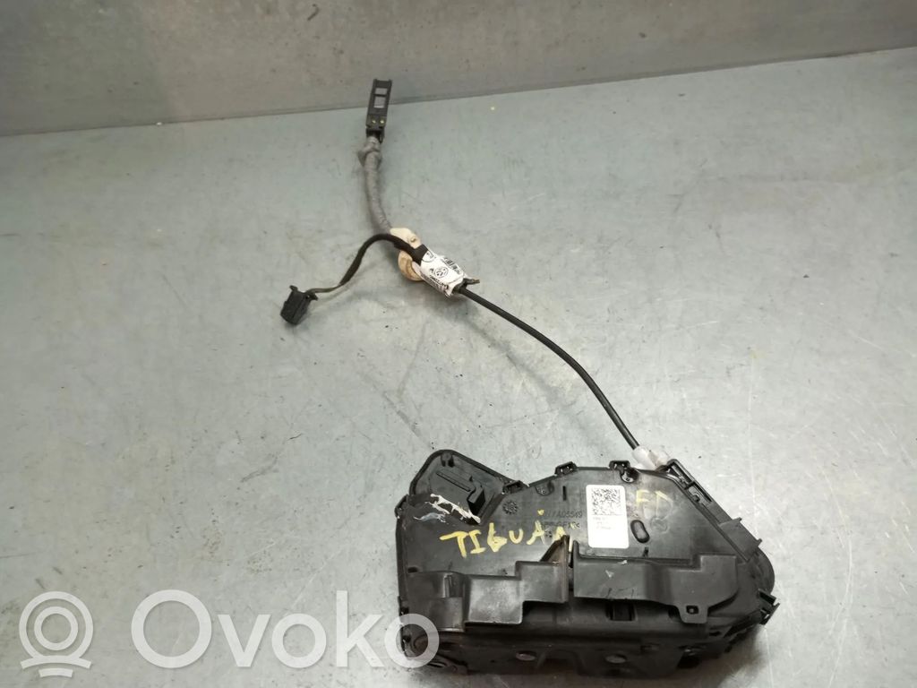 Volkswagen Tiguan Serratura portiera anteriore 