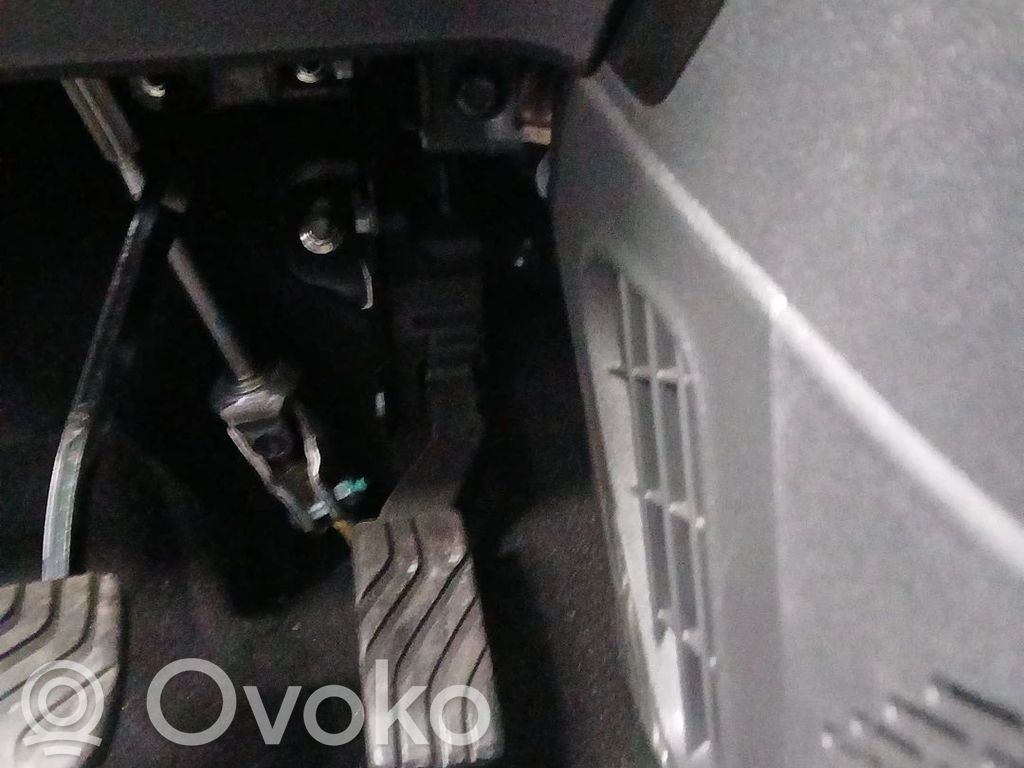 Accelerator throttle pedal