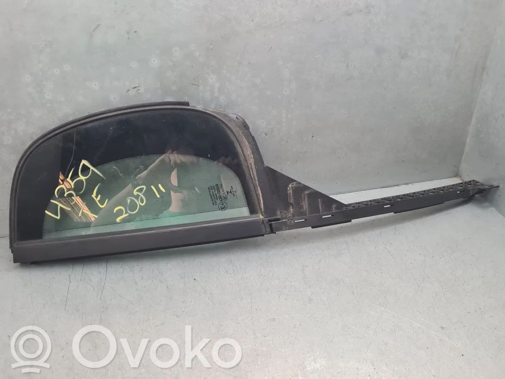 Peugeot 208 II Szyba karoseryjna tylna 