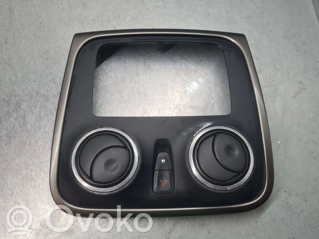 Dacia Sandero Konsola środkowa / Radio / GPS 