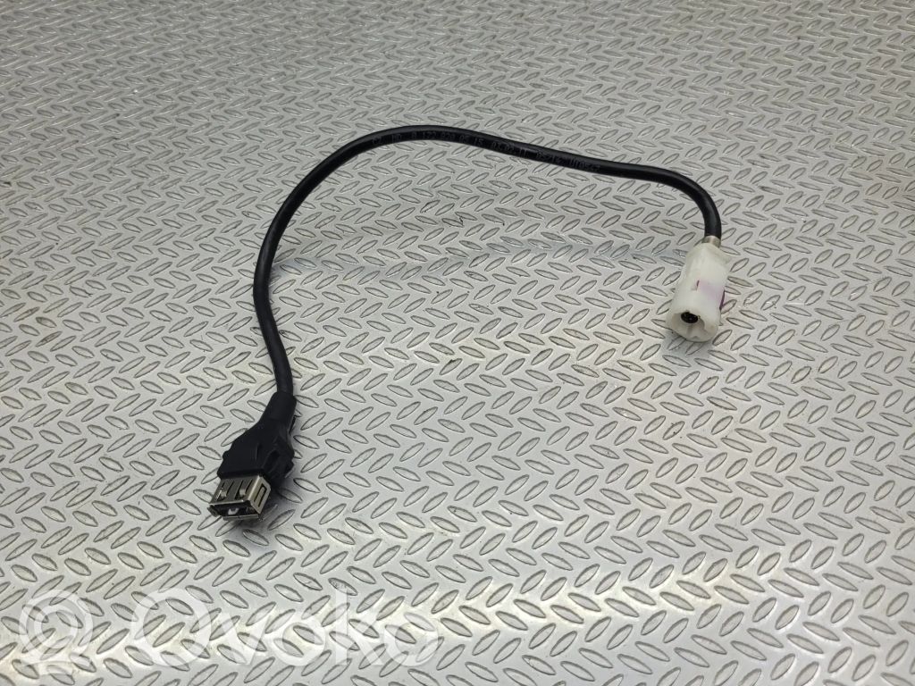 Mercedes-Benz E A207 Enchufe conector USB 