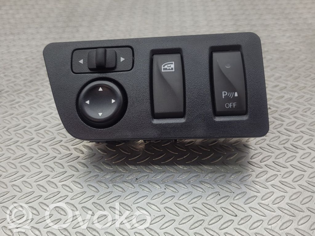 Dacia Spring Wing mirror switch 