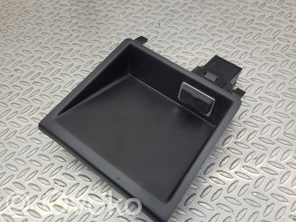 Volvo V40 Cross country USB socket connector 