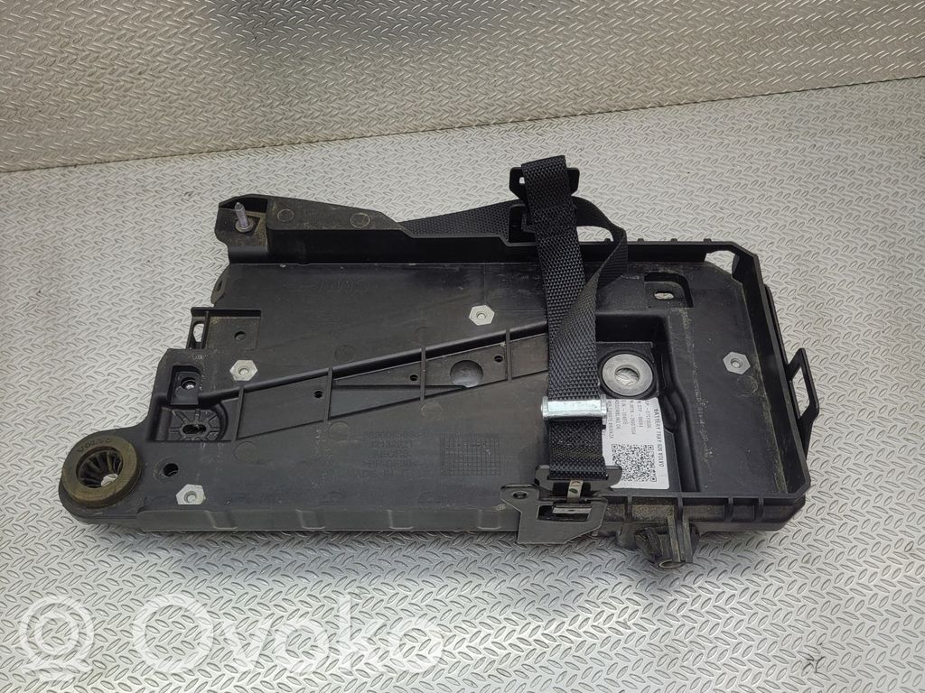 Volvo XC40 Akumuliatoriaus tvirtinimo padas 