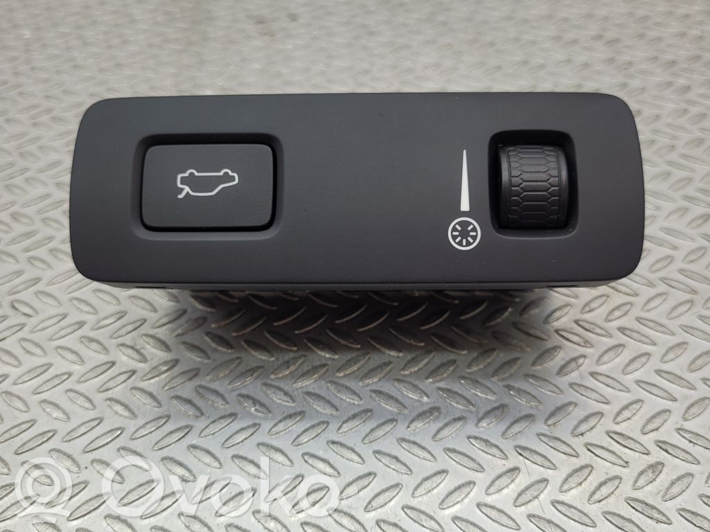 Volvo XC40 Tailgate opening switch 