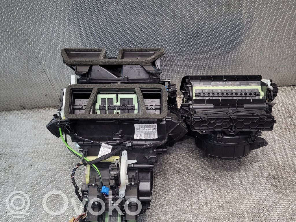 Volkswagen Golf VIII Salono oro mazgo komplektas 