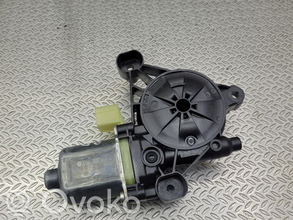 Volkswagen Golf VIII Silnik regulatora szyby drzwi przednich 