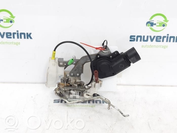Toyota Aygo AB10 Priekšpusē slēdzene 