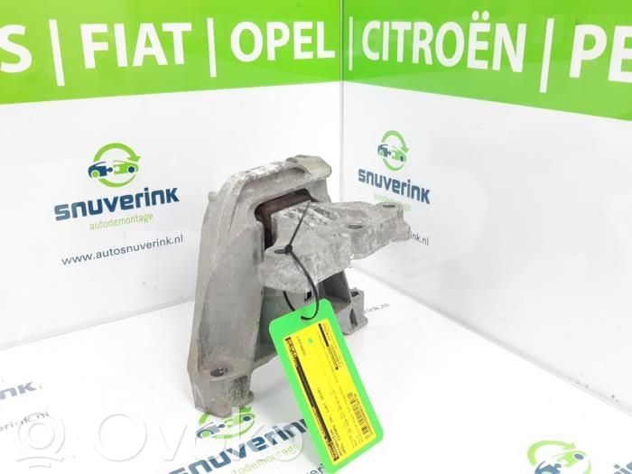 Opel Vivaro Engine mount bracket 
