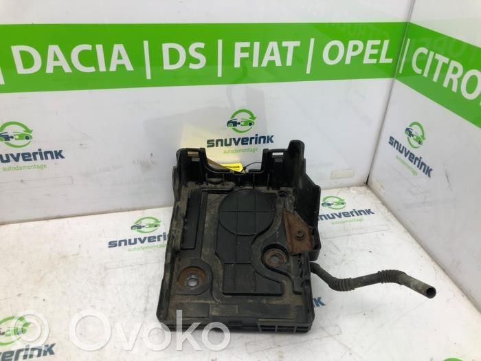 Renault Twingo II Akkulaatikon alusta 