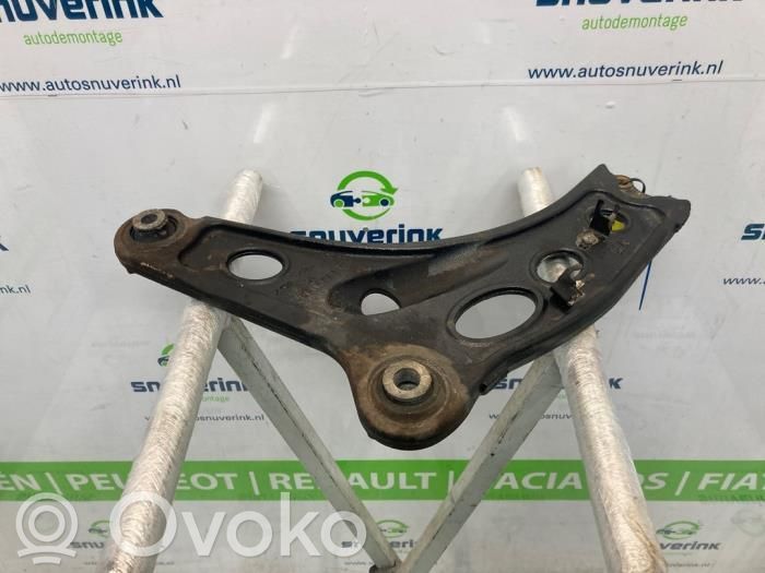 Opel Vivaro Braccio di controllo sospensione anteriore 