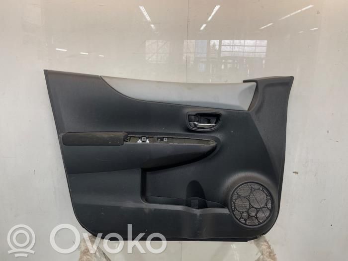 Toyota Yaris Boczki / Poszycie drzwi przednich 