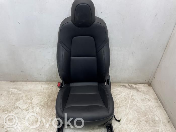 Tesla Model Y Kuljettajan istuin 