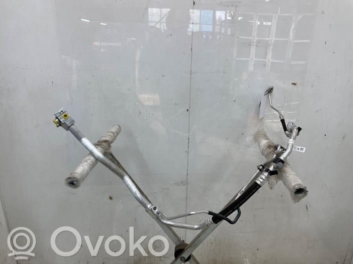 BMW X1 U11 Ilmastointilaitteen putki (A/C) 