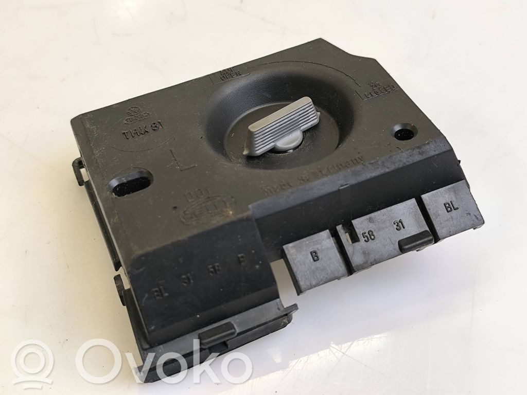 Audi 80 90 B3 Tail light bulb cover holder 