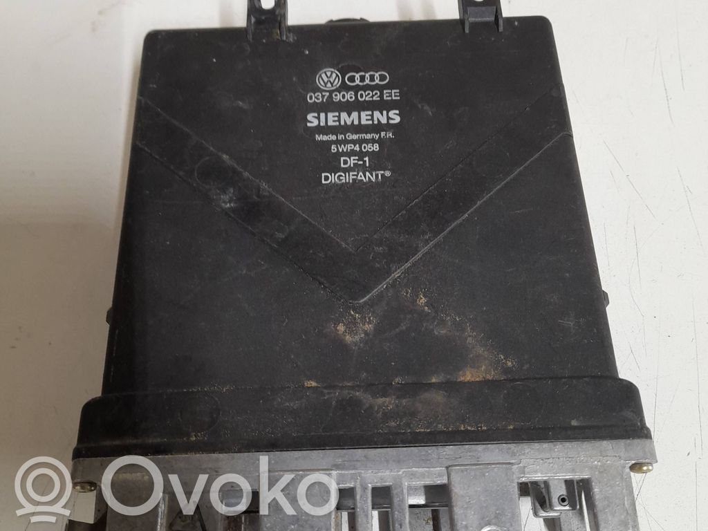 Audi 80 90 S2 B4 Variklio valdymo blokas 