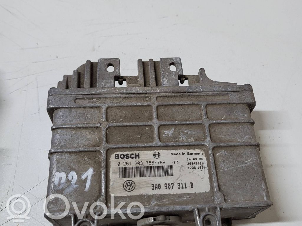Volkswagen PASSAT B4 Engine control unit/module 