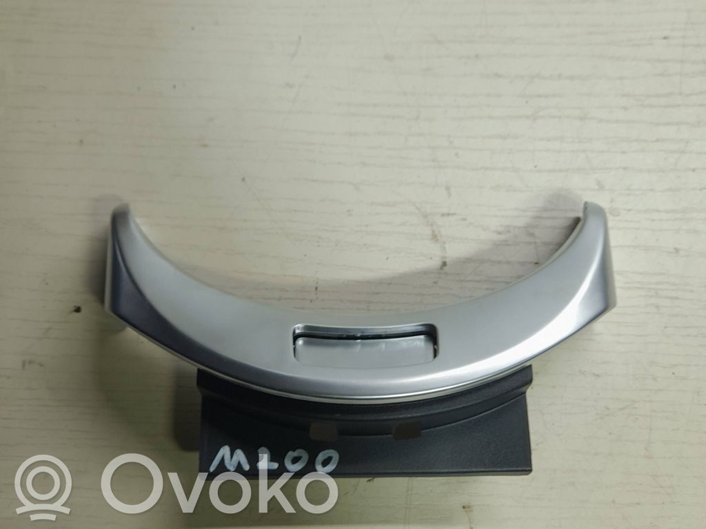 Mercedes-Benz C W205 Zamek podłokietnika tunelu środkowego 