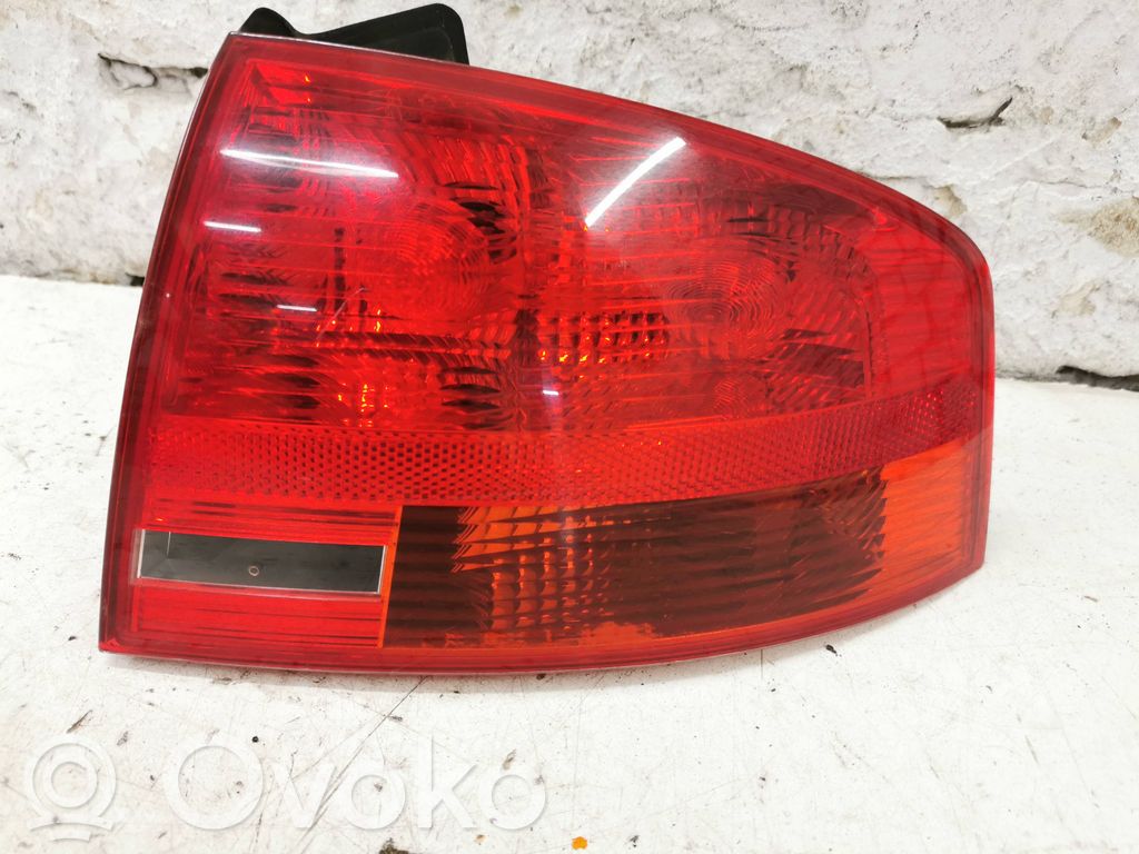 Audi A4 S4 B7 8E 8H Aizmugurējais lukturis virsbūvē 