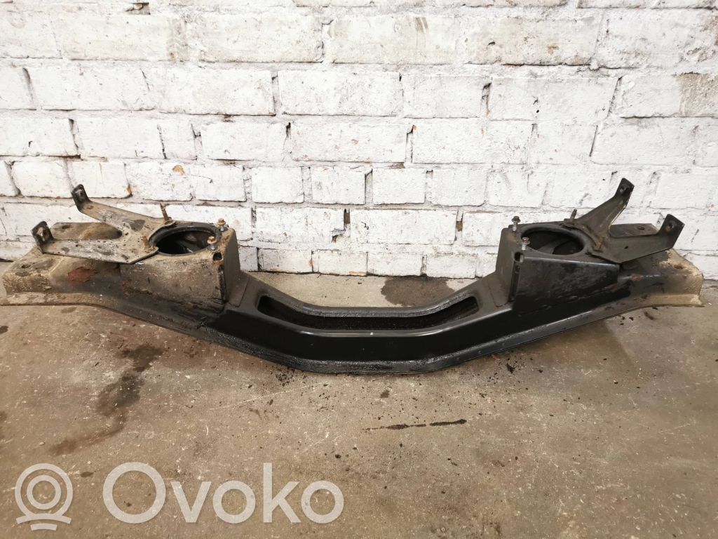 Engine mounting bracket
