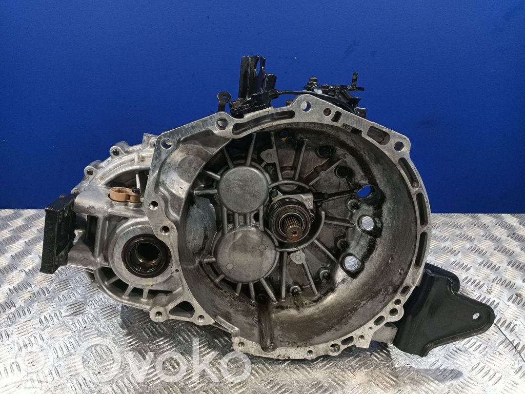 KIA Carnival Cutie viteze manuală cu 5 trepte