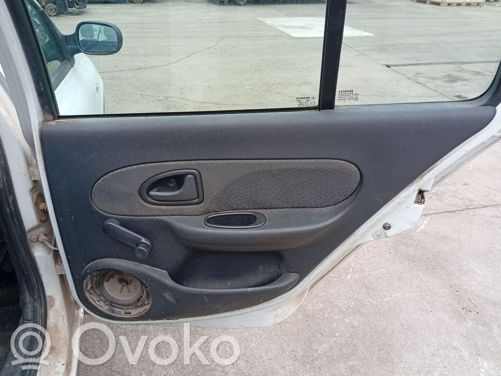 Renault Clio III Takaoven verhoilu