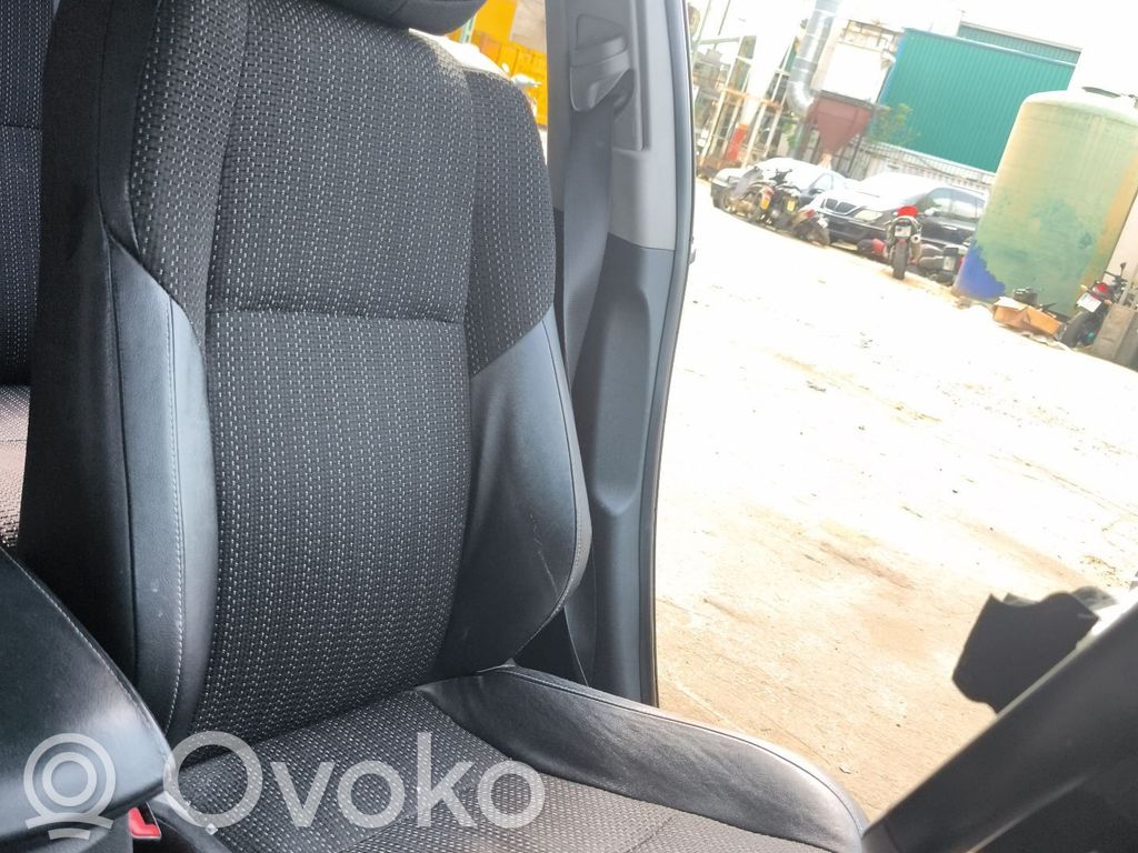 Toyota Auris E180 Переднее сиденье водителя 