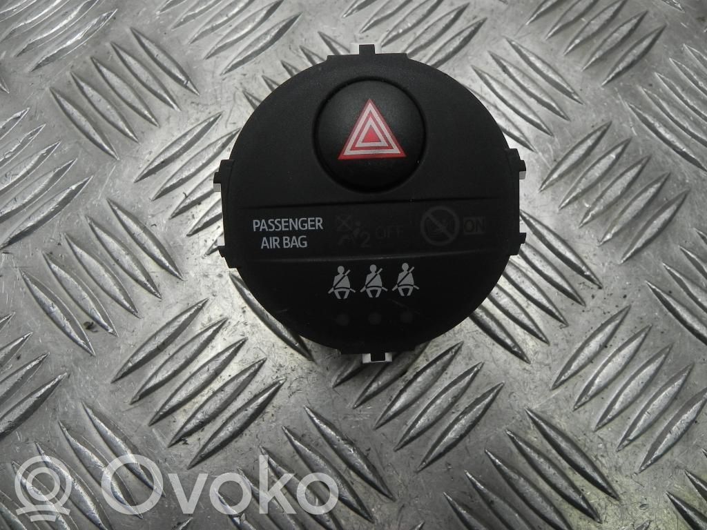 Toyota Yaris Hazard light switch 