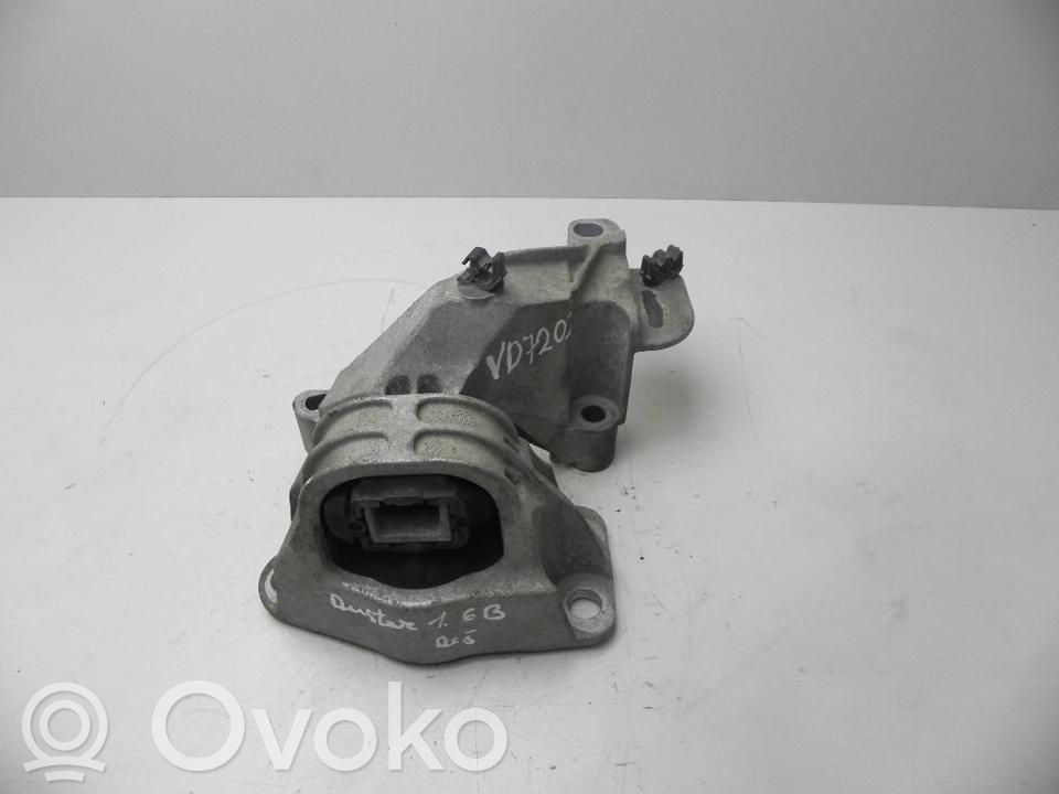 Dacia Duster Engine mount bracket 
