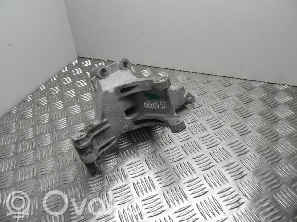 Fiat 500X Engine mounting bracket 